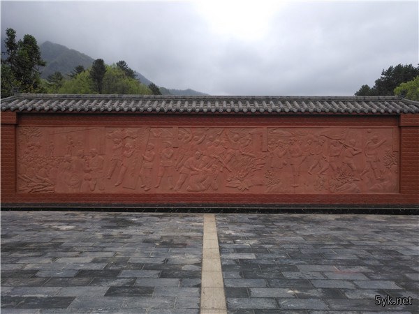 石塔河伏击战砂岩浮雕,不锈钢红旗雕塑,石亭,石栏杆等施工完成